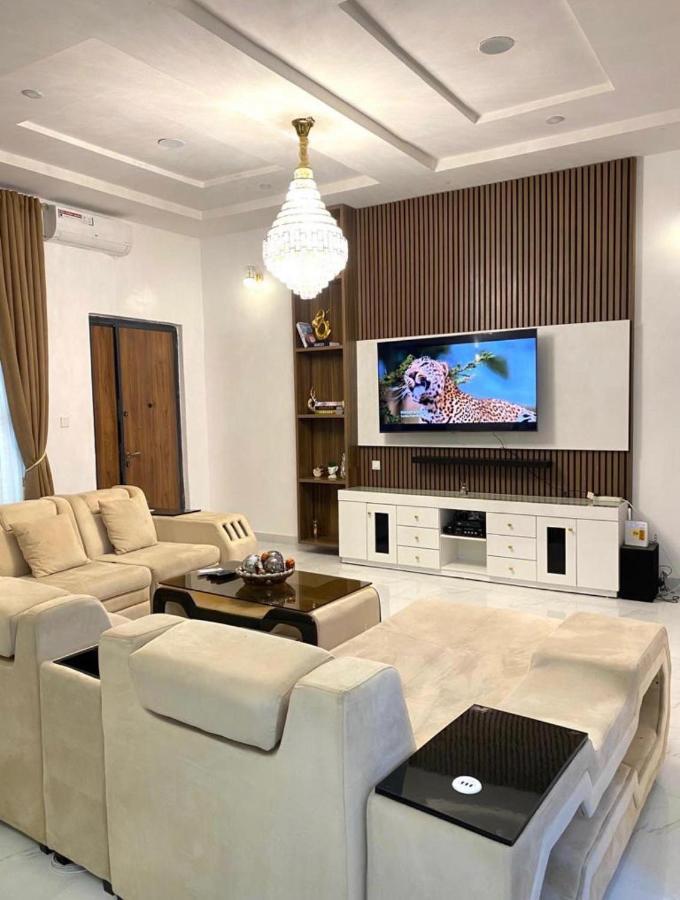 Urban Retreat Luxury Shortlet Apartment Lekki Ajah Lagos With Pool And Gym Exterior photo